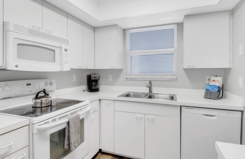 Fort Myers Beach Condo | Enjoy 6th Floor Sunsets & A Direct Gulf View! Community Pool & Over $150 of Free Daily Activities!