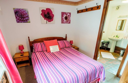 Cauldon Low Cottage | Enjoy a family holiday at this large property with many attractions nearby or hire some bikes to exp