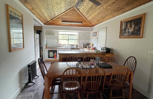 Omeo House | Enjoy Alpine Lifestyle at Mesley Manor, in heart of Omeo, close to Bike Trails