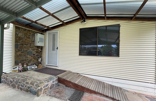 Omeo House | Enjoy Alpine Lifestyle at Mesley Manor, in heart of Omeo, close to Bike Trails