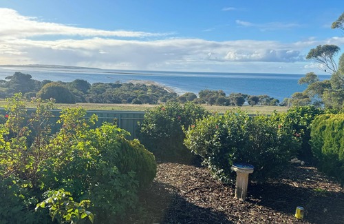 Kingscote House | Enjoy breathtaking sea views as well as the convenient location of Kingscote.