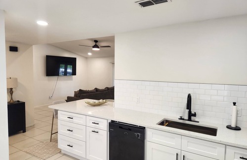 Lockhart House | Enjoy charming 3-bedroom, 2 bath Lake House in a quiet and safe area.