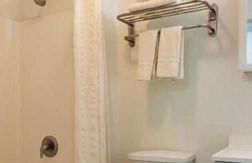 Pearsall House | Enjoy Comfort and Convenience on your Vacation! Pets Allowed, FREE Breakfast!