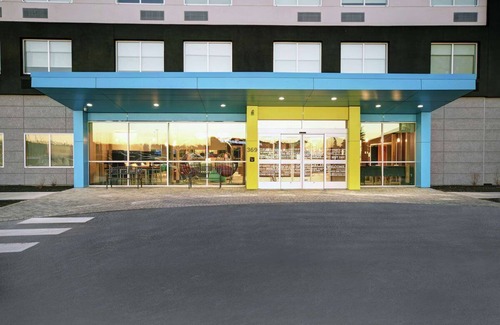 Portland House | Enjoy Free Hot Breakfast & Pet-Friendly Rooms next to the Airport - 3 Units