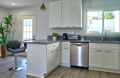 La Crescenta House | Enjoy La Crescenta Living. Work, Play, Swim.
