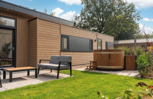 Lieren House | Enjoy luxury and comfort in our spacious Cannenburch with modern amenities and your own hot tub