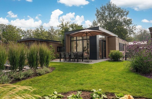 Lieren House | Enjoy luxury and comfort in our spacious Cannenburch with modern amenities and your own hot tub
