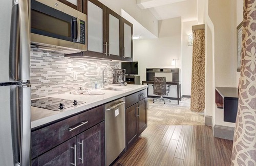 Downtown Baltimore Hotel | Enjoy Relaxing Historic Ambiance in Suite w/Kitchen Near Attractions