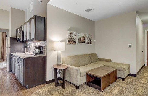 Downtown Baltimore Hotel | Enjoy Relaxing Historic Ambiance in Suite w/Kitchen Near Attractions