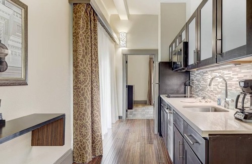 Downtown Baltimore Hotel | Enjoy Relaxing Historic Ambiance in Suite w/Kitchen Near Attractions