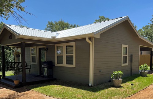 Wyldwood Cottage | Enjoy some R&R at this cozy cabin! Conveniently Located between Austin&Bastrop!
