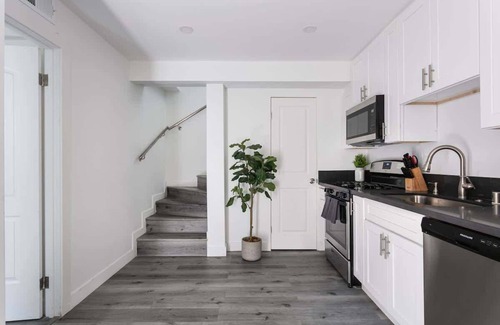 Glendale Apartment | Enjoy Stylish 3BR Apt | Sleeps 6 + Free Parking