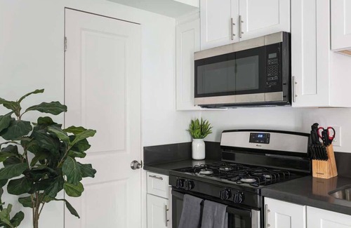 Glendale Apartment | Enjoy Stylish 3BR Apt | Sleeps 6 + Free Parking