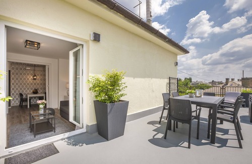 Istvanmezo Apartment | Enjoy the large terrace of your new apartment near the City Park!