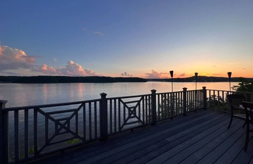 Osage Beach Villa | Enjoy the Sunset in Margaritaville | King Beds!