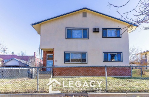 Casper Apartment | Enjoy the warmth! Modern 2B/2B duplex with large dining area, cozy bedding, and space for 5. Central location near downtown Casper shops.
