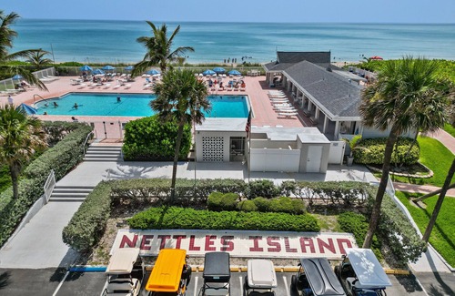 Hutchinson Island South House | Enjoy this adorable 2 bedroom 1 bath beach house located in Nettles Island!