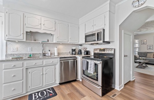 Chic's Beach House | Enjoy this charming Virginia Beach unit steps to the beach & updated throughout!