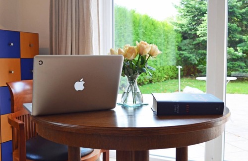 Ulsnis House | Enjoy your relaxing vacation in our ultra-modern bungalow "Schleiglanz" with high-quality furnishings and wood-burning stove, only 300 meters from the Schlei in a quiet location on the edge of the forest