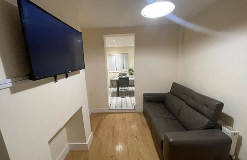 Glyndon Apartment | Enjoyable 2 Bedroom Apartment with Private Garden