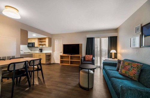 Florida Central Atlantic Coast Hotel | Enjoyable Holiday In Orlando, With Pool, Short Drive to Fun Spot America