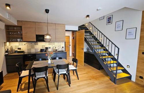 Harrachov Apartment | ENJOYHARRACHOV - Atraktivní slunný klimatizovaný apartmán 14 v centru Harrachova se saunou, parkováním, Wifi-WLAN, SAT, herní konzolí, PC s win 10, Netflix zdarma a možností dobíjení auta s jedinečným výhledem na Čertovu horu se skokanskými můstky