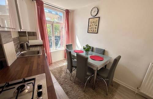 Homerton Apartment | Enormous Family Flat (7 guests)