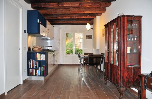 San Polo Apartment | "Enrico's Hideaway near the Rialto Bridge - It's Over The Moon!"