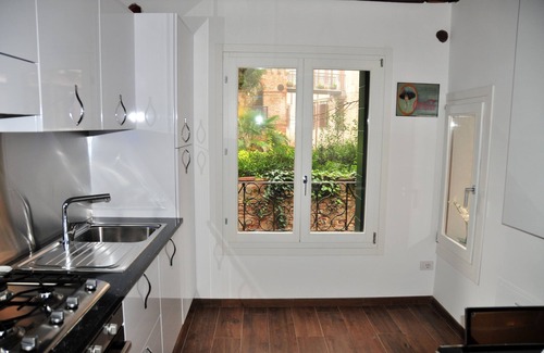 San Polo Apartment | "Enrico's Hideaway near the Rialto Bridge - It's Over The Moon!"