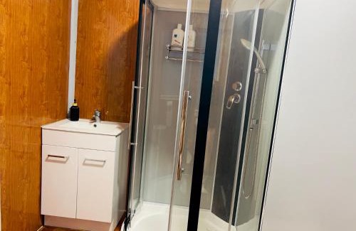 Papatoetoe Apartment | Ensuite Container Stay for 2