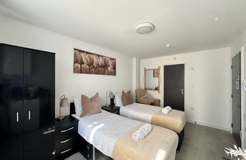 Lower Edmonton Bed & Breakfast | Ensuite Deluxe Room with Shower