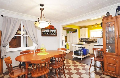 Britt Cottage | Entertainer's Dream Cottage! Waterfront, beach, steps to ice cream, marina, shop