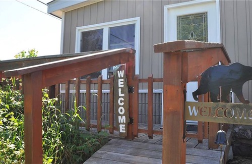 Britt Cottage | Entertainer's Dream Cottage! Waterfront, beach, steps to ice cream, marina, shop
