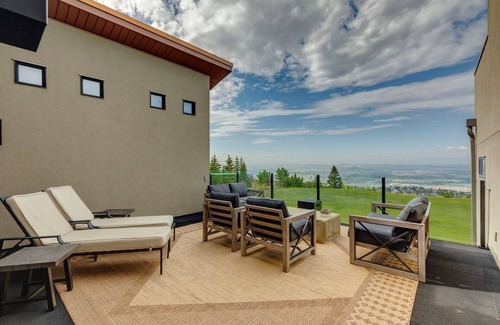 Calgary House | Entertaining custom home with 180 degree views of the Rocky Mountains