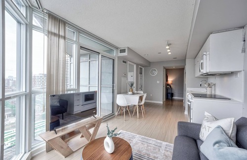 Wellington Place Condo | Entertainment District 1br+free parking DT Toronto