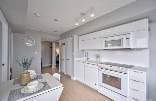 Wellington Place Condo | Entertainment District 1br+free parking DT Toronto