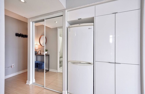 Wellington Place Condo | Entertainment District 1br+free parking DT Toronto