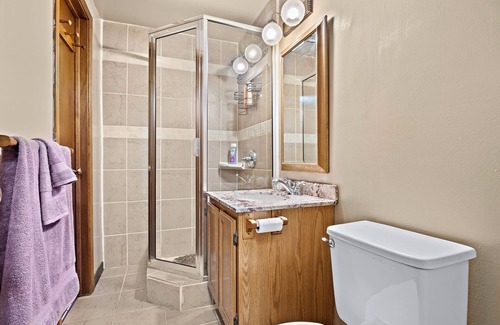 Elgin Apartment | Entire 1 bed 1 bath apt /Nurses/Contractors/Laundry/FREE Wifi/Parking