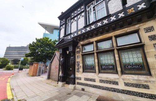 Buckland Apartment | Entire 1 Bedroom Apartment - Private, Self-Contained & Great Value