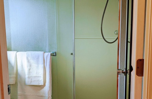 Gresham House | Entire 2,000 sqft with washer, dryer.