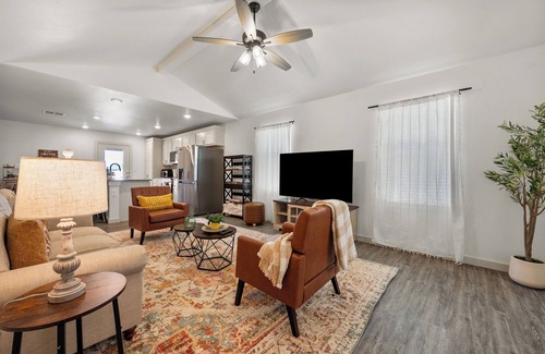 Southgate House | Entire 3-bedroom house in Lubbock. Sleeps 6, pets, fenced yard