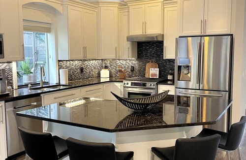 Vancouver House | Entire 3bd house with bonus room and air hockey/fenced yard