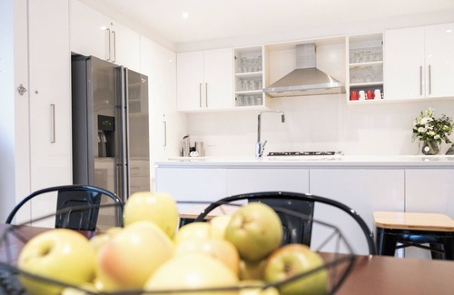 Parkside House | ENTIRE 4 BR 2 Bth-UPMARKET home-PARKSIDE- Brilliant Location close to city