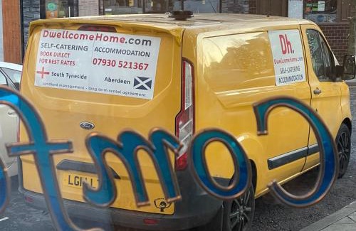 South Shields Hotel | Entire 8 Ensuite Bedroom Coastal Holiday Home Townhouse, Free Parking, Fully Equipped Kitchen, Dining Room & Lounge, Perfect for Family Gatherings, Long Term Contractor, Relocation, etc Stays, 20 mins to Sunderland & Newcastle, See our Site for Assurance