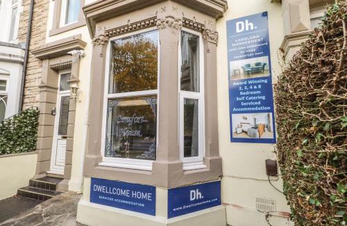 South Shields Hotel | Entire 8 Ensuite Bedroom Coastal Holiday Home Townhouse, Free Parking, Fully Equipped Kitchen, Dining Room & Lounge, Perfect for Family Gatherings, Long Term Contractor, Relocation, etc Stays, 20 mins to Sunderland & Newcastle, See our Site for Assurance