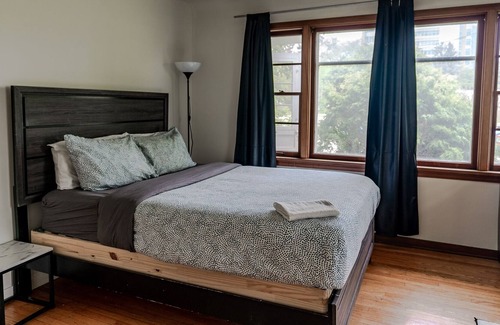 Whyte ave House | Entire bungalow with free parking Walk to all