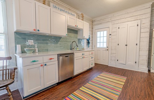 Galveston Cottage | Entire Coastal Cottage 3 Blocks to the Seawall and Beach