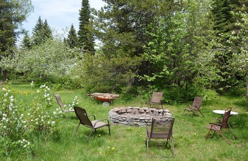 Essex House | Entire Cozy Log Cabin Near Glacier Park