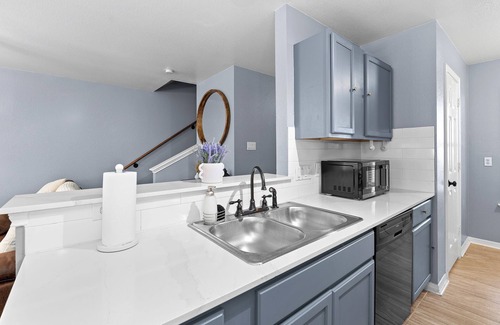 Franklin Park House | Entire Duplex - 10 Min From Downtown - Sleeps 20