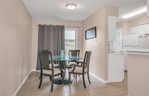 Kempwood House | Entire Duplex with 6 Bedrooms for Large Groups